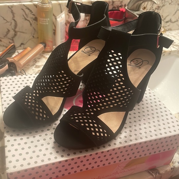 Chunky Heeled sandals for women/cut out open toe.  Size 8.5, worn once like new. - Picture 2 of 3